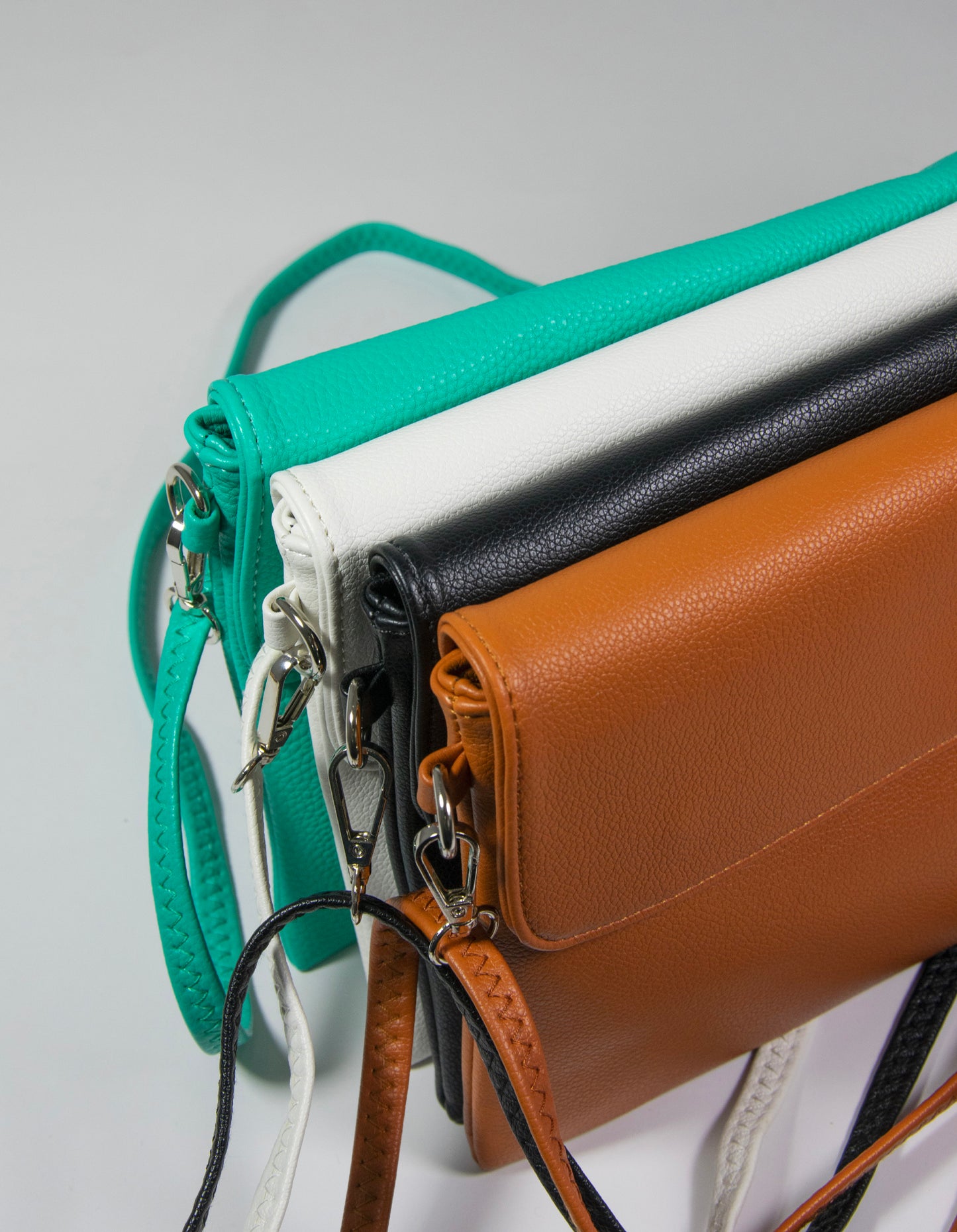 Bustina clutch con bottone magnetico